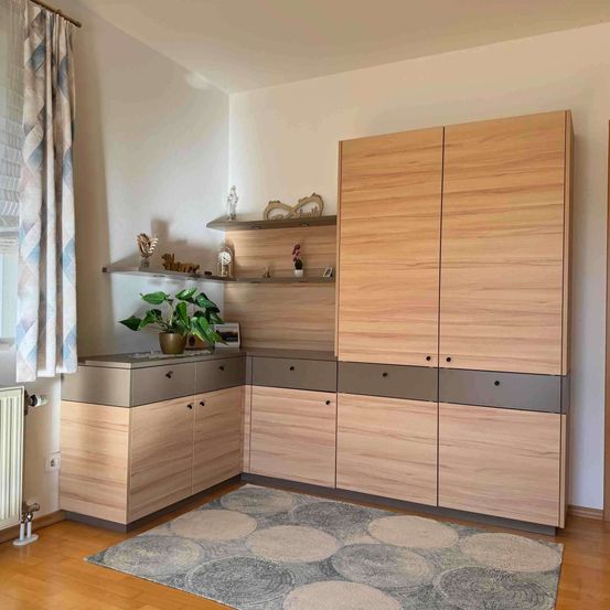 Bild enthält, Indoors, Interior Design, Home Decor, Wood, Corner, Hardwood, Furniture, Cupboard, Stained Wood, Floor