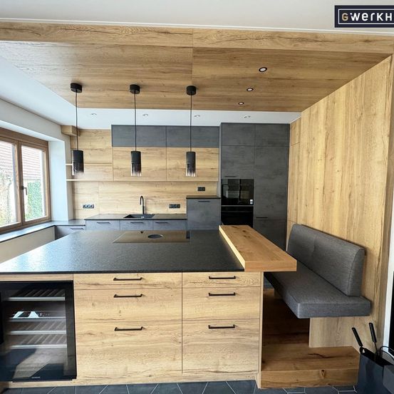 Bild enthält, Indoors, Interior Design, Wood, Hardwood, Stained Wood, Wood Panels, Furniture, Table