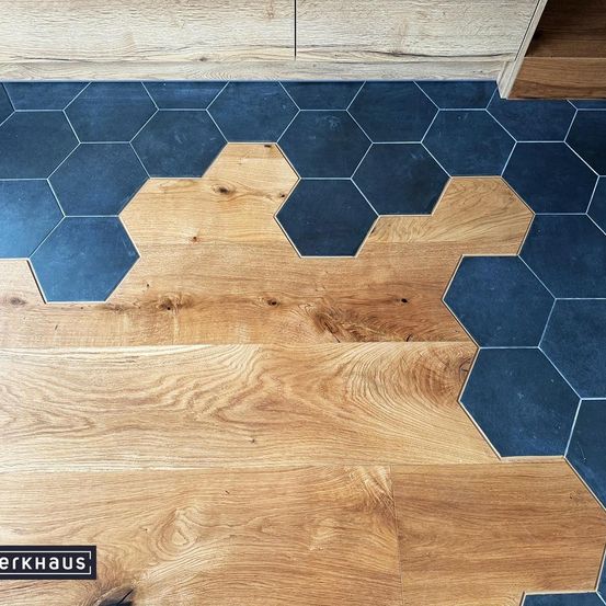 Bild enthält, Floor, Flooring, Indoors, Interior Design, Wood, Hardwood