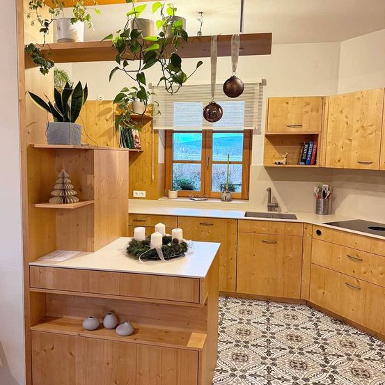 Bild enthält, Indoors, Interior Design, Kitchen, Wood, Plant, Cabinet, Furniture, Home Decor, Hardwood, Stained Wood