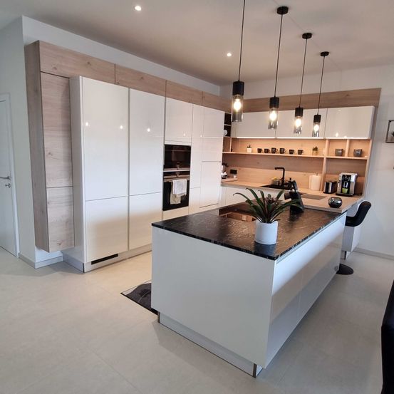 Bild enthält, Indoors, Interior Design, Floor, Kitchen, Kitchen Island, Home Decor