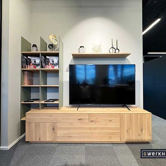 Bild enthält, Interior Design, Computer Hardware, Electronics, Hardware, Monitor, Screen, TV, Sideboard, Entertainment Center, Cabinet