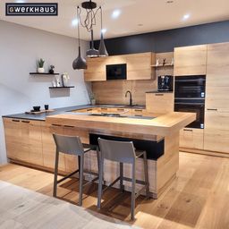 Bild enthält, Indoors, Interior Design, Kitchen, Kitchen Island, Wood, Device, Electrical Device, Microwave, Oven, Hardwood