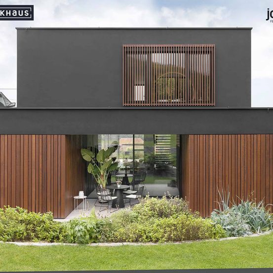 Ein modernes Haus mit einer schlanken, schwarzen Außenseite und braunen Holzakzenten. Die Vorderseite hat ein großes Fenster mit einem Kupfergitter.