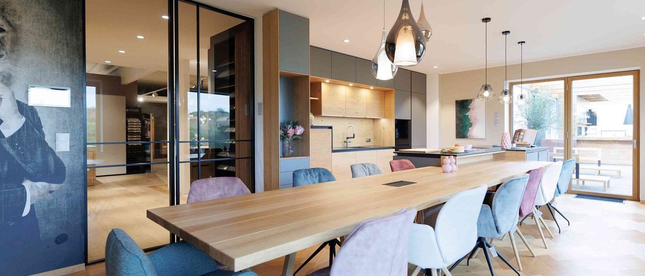 Bild enthält, Dining Room, Dining Table, Indoors, Table, Interior Design, Wood, Adult, Female, Person, Woman