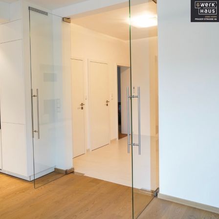 Bild enthält, Indoors, Interior Design, Floor, Door, Flooring, Corner, Architecture, Building, Housing