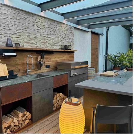 Bild enthält, Indoors, Interior Design, Wood, Kitchen, Architecture, Building, Housing, Wood Panels