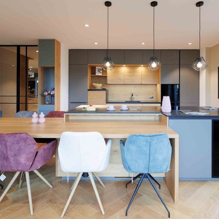 Bild enthält, Indoors, Interior Design, Dining Room, Dining Table, Furniture, Table, Home Decor, Kitchen, Cup, Chair