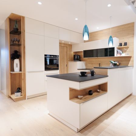 Bild enthält, Indoors, Interior Design, Kitchen, Wood, Plywood, Floor, Flooring, Kitchen Island