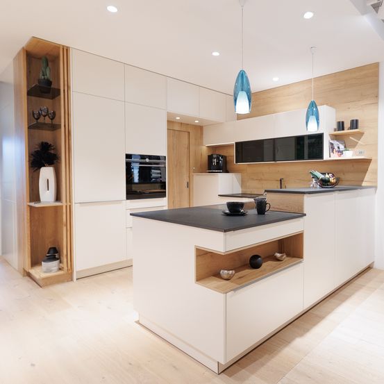 Bild enthält, Indoors, Interior Design, Kitchen, Wood, Plywood, Floor, Flooring, Kitchen Island