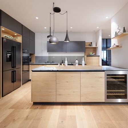 Bild enthält, Indoors, Interior Design, Kitchen, Kitchen Island, Device, Electrical Device, Refrigerator, Floor, Flooring, Wood