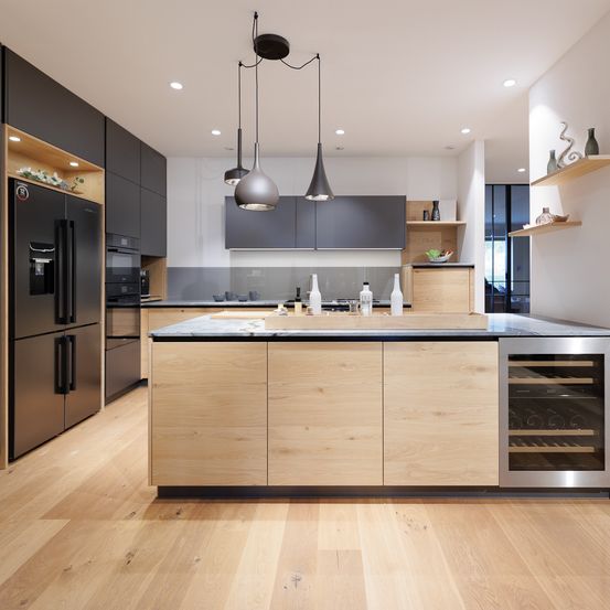 Bild enthält, Indoors, Interior Design, Kitchen, Kitchen Island, Device, Electrical Device, Refrigerator, Floor, Flooring, Wood