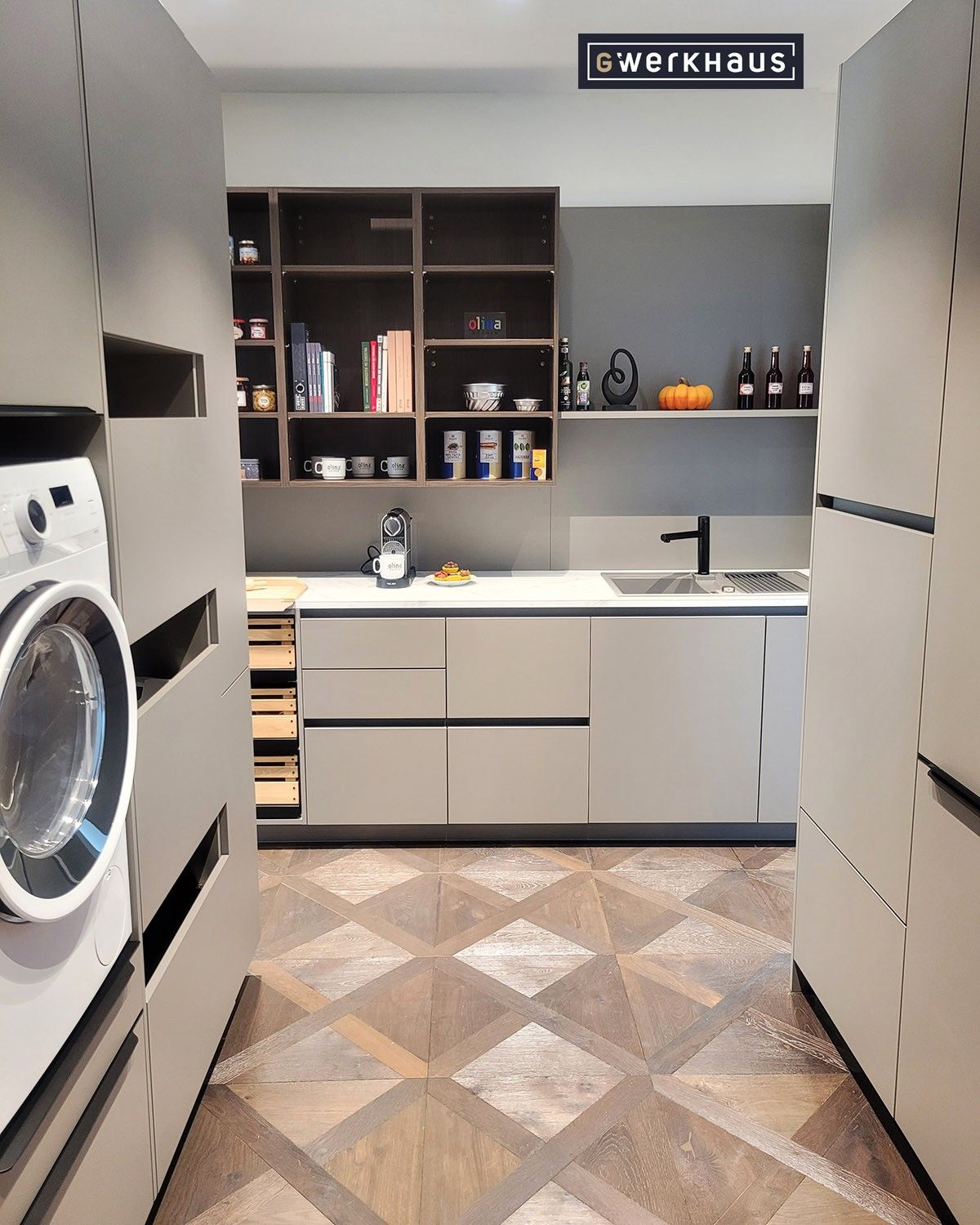 Bild enthält, Floor, Indoors, Interior Design, Device, Electrical Device, Washer, Flooring, Laundry, Sink, Sink Faucet