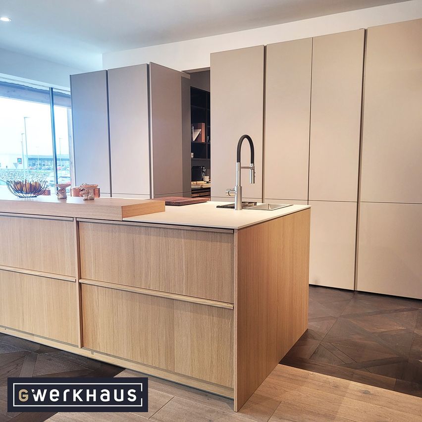 Bild enthält, Indoors, Interior Design, Sink, Sink Faucet, Kitchen, Furniture, Cabinet, Cup