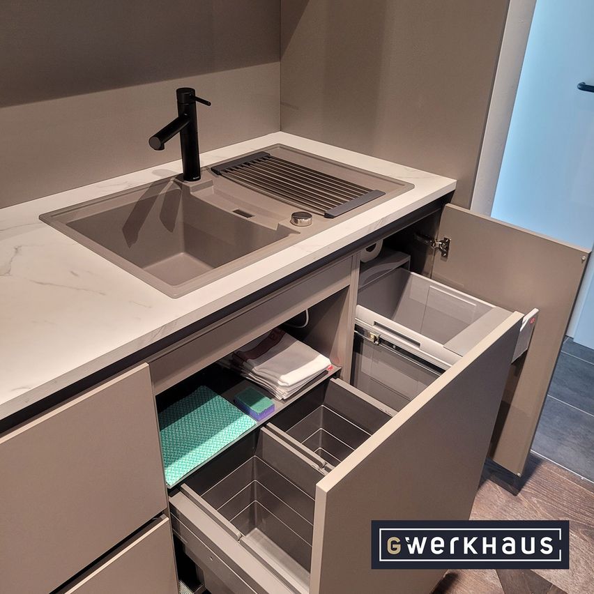 Bild enthält, Drawer, Furniture, Sink, Sink Faucet
