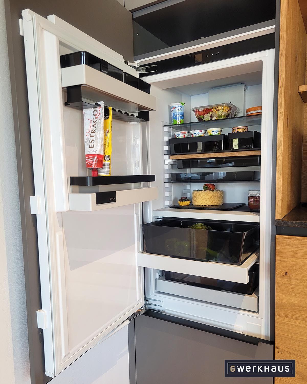 Bild enthält, Shelf, Device, Appliance, Electrical Device