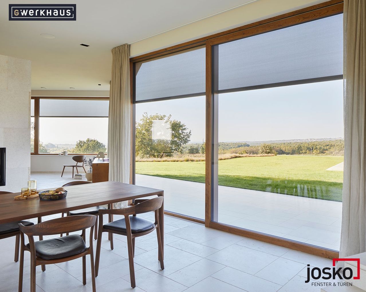 Bild enthält, Furniture, Table, Indoors, Interior Design, Dining Room, Dining Table, Door, Sliding Door, Window, Housing