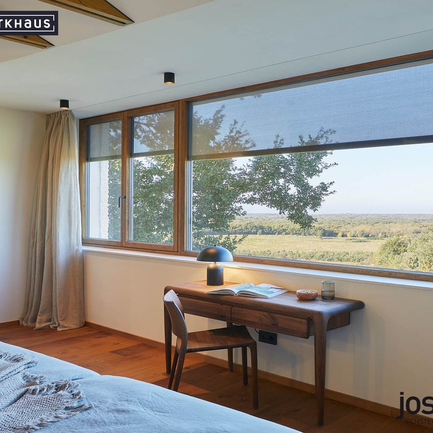 Bild enthält, Indoors, Interior Design, Window, Furniture, Table, Windowsill, Desk, Chair