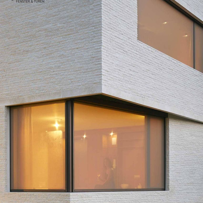 Bild enthält, Indoors, Interior Design, Garage, Door, Architecture, Building, Window