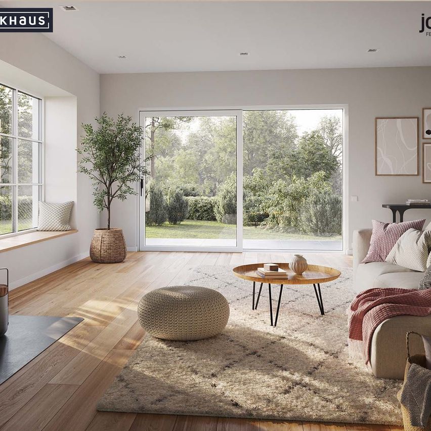 Ein modernes Wohnzimmer mit einer großen Schiebetür aus Glas, Holzböden und einem beigen Teppich. Eine Couch mit Kissen, ein runder Couchtisch und eine Pflanze stehen in der Mitte.