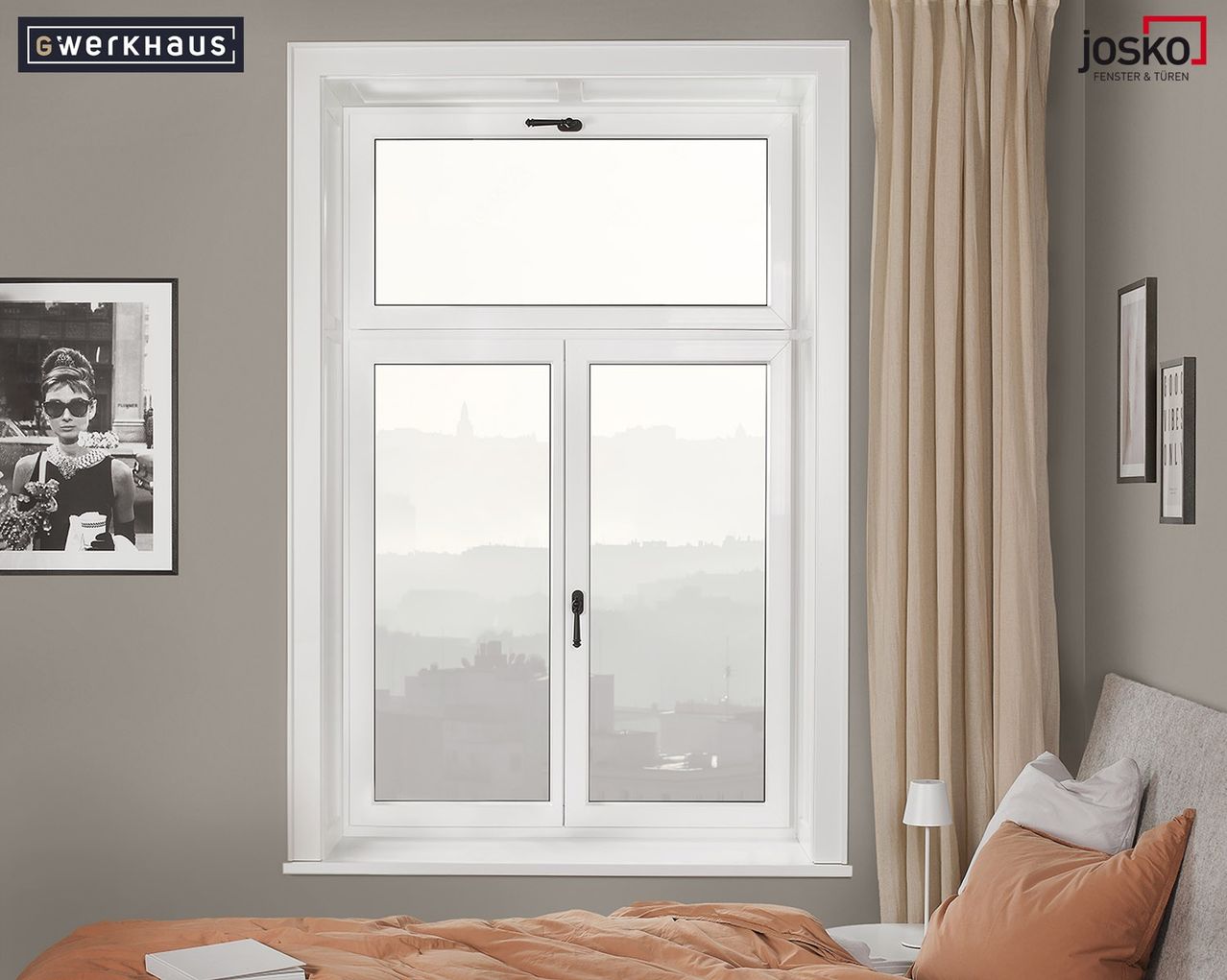 Ein weißes Fenster mit mattierten Glasscheiben ist an einer grauen Wand montiert. Der Fensterrahmen hat einen Griff. Das Fenster reflektiert das Morgenlicht. Die Wand hat einen Bilderrahmen und ein Logo. Das Zimmer hat ein Bett mit einem Kissen und einen Tisch mit einer Lampe.
