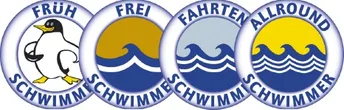Vier kreisförmige Logos mit unterschiedlichen Wellenmustern und einem Pinguin auf einem. Die Logos sind beschriftet mit 'Fruh Schwimmer,' 'Frei Schwimmer,' 'Fahrten Schwimmer' und 'Allround Schwimmer.'
