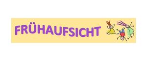Ein gelbes Banner mit lila Text, der 'FRUHAUSSICH' liest, zeigt ein Cartoonbild von zwei Kindern, die mit einem Wagen rennen. Der Hintergrund ist weiß.