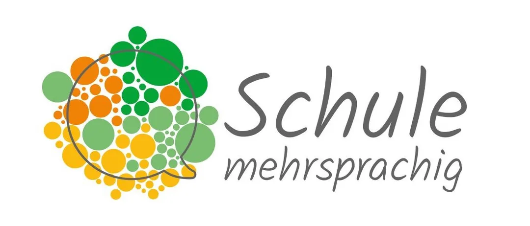 Ein Logo mit einem kreisförmigen Design in verschiedenen Farben und dem Wort 'Schule' in schwarzer Schrift darunter. Das Design umfasst eine Mischung aus Farben wie Grün, Gelb, Orange und Rot. Das Wort 'mehrsprachig' steht unter dem Haupttext.