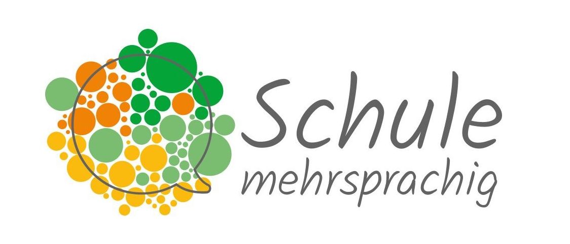 Ein Logo mit einem kreisförmigen Design in verschiedenen Farben und dem Wort 'Schule' in schwarzer Schrift darunter. Das Design umfasst eine Mischung aus Farben wie Grün, Gelb, Orange und Rot. Das Wort 'mehrsprachig' steht unter dem Haupttext.