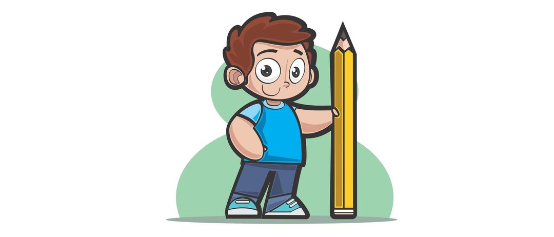 Ein junger Junge steht neben einem Bleistift, hält ihn mit beiden Händen, trägt ein blaues Hemd und blaue Hose und schaut nach vorne.