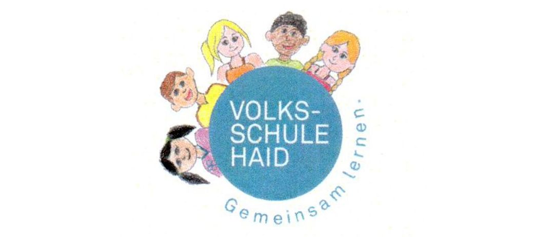 Ein rundes Logo mit fünf lächelnden Kindern, der Text lautet 'Volksschule Haid', mit 'Gemeinsam lernen' um den Kreis herum geschrieben.