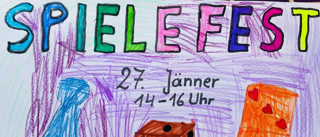 Ein farbenfrohes Plakat bewirbt ein Spielfest, mit dem Datum 27. Jänner und der Zeit von 14 bis 16 Uhr. Es zeigt Zeichnungen eines Würfels, einer Karte mit Herzen und einer Person. Es ist für Eltern und Kinder der VS Hor.