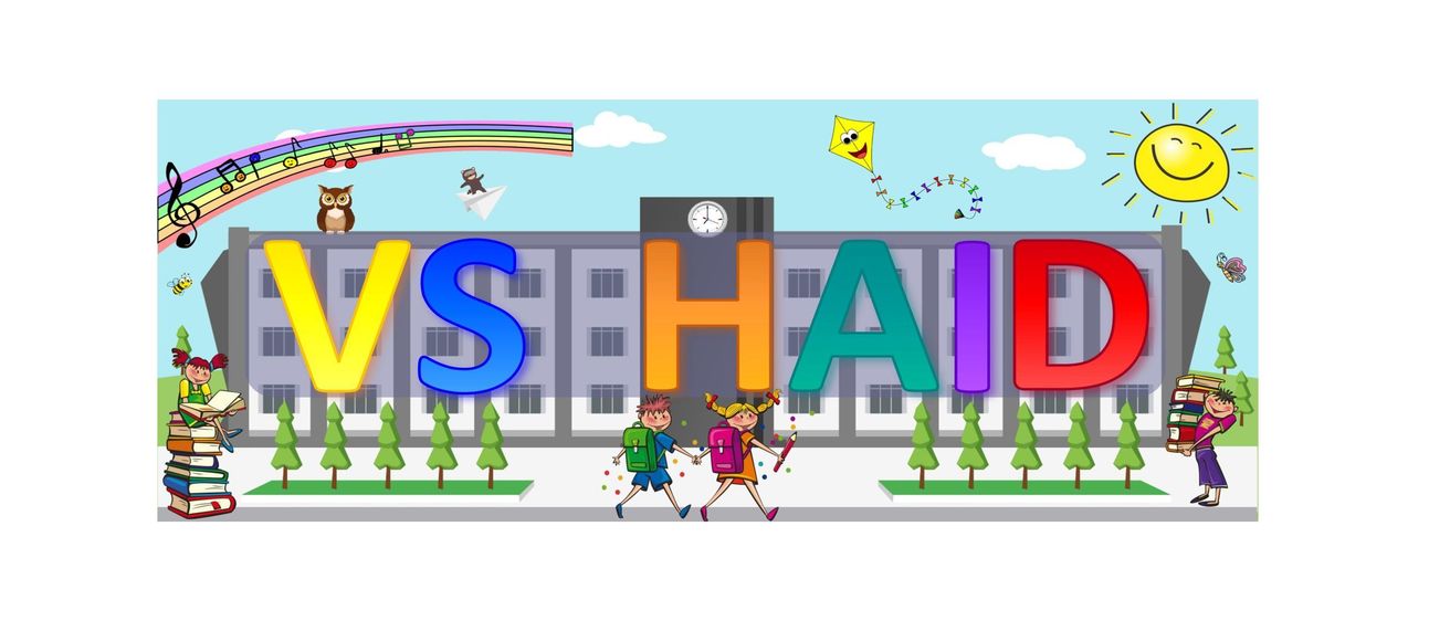Eine bunte Illustration zeigt Kinder, die auf eine Schule mit VS H AID darüber zugehen. Bäume, Bücher und Musiknoten sind ebenfalls vorhanden.