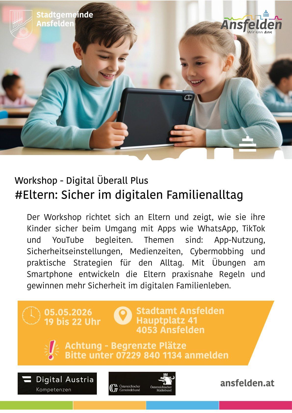 Zwei Kinder benutzen ein Tablet. Der Junge hält es mit einer Hand und lächelt, während das Mädchen es mit beiden Händen hält und lächelt. Der Workshop konzentriert sich auf digitale Sicherheit für Eltern.