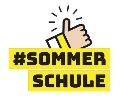 Ein gelbes Banner mit schwarzem Text zeigt '#SOMMERSCHULE'. Darunter gibt eine Hand mit einem gelben Armband einen Daumen hoch. Der Hintergrund ist weiß.