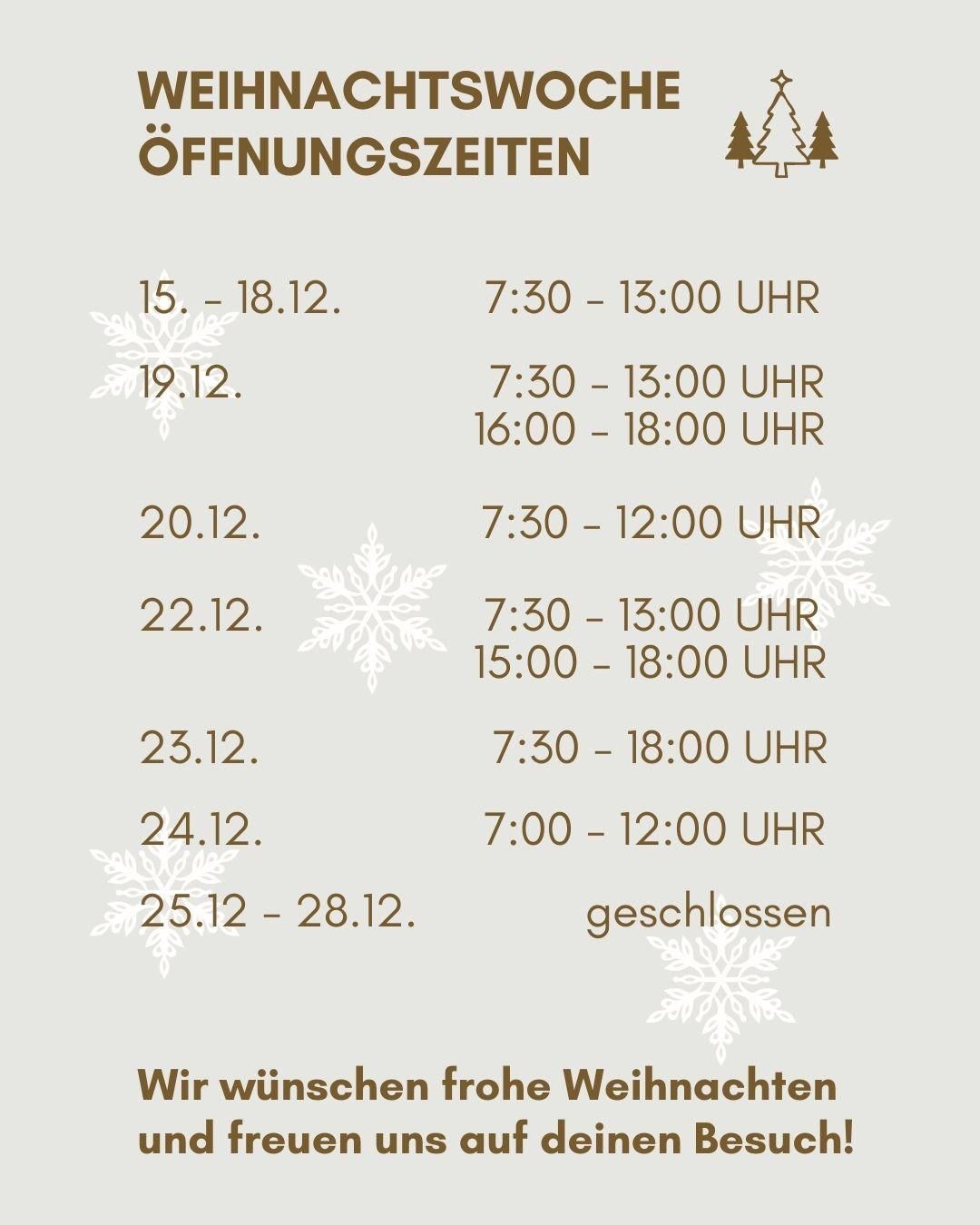 Das Bild zeigt die Öffnungszeiten eines Ortes. Vom 15. bis 18. Dezember öffnet es um 7:30 Uhr und schließt um 13:00 Uhr. Am 19. Dezember öffnet es um 7:30 Uhr und schließt um 13:00 Uhr. Vom 20. bis 24. Dezember öffnet es um 7:30 Uhr und schließt um 12:00 Uhr. Am 23. Dezember öffnet es um 7:30 Uhr und schließt um 18:00 Uhr. Vom 25. bis 28. Dezember ist es geschlossen. Das Bild enthält auch einen Weihnachtsgruß.