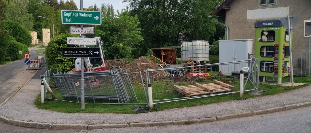 Bild enthält, City, Road, Street, Urban, Neighborhood, Tarmac, Outdoors, Intersection, Play Area, Road Sign