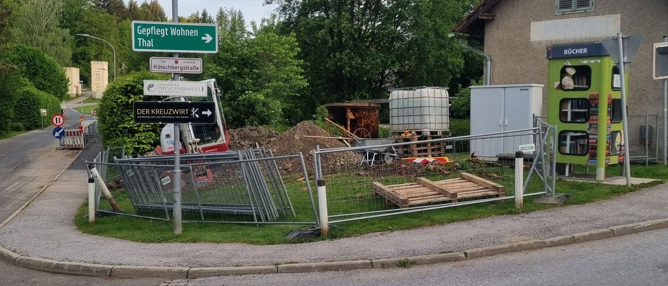 Bild enthält, City, Road, Street, Urban, Neighborhood, Tarmac, Outdoors, Intersection, Play Area, Road Sign