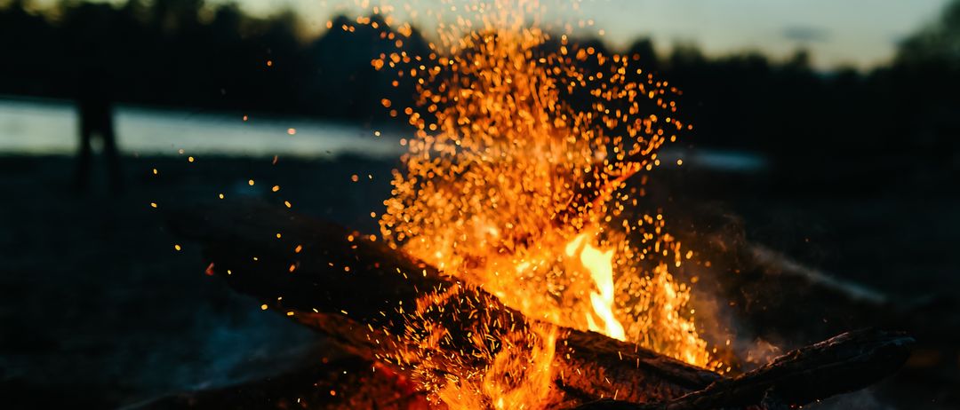 Bild enthält, Fire, Flame, Bonfire, Mountain, Nature, Outdoors