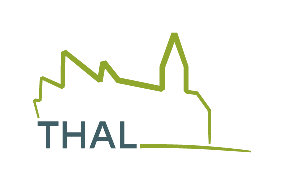 Schwarzer Hintergrund mit dem Wort 'THAL' in Blau und einer gelben Linie, die oben eine Berglandschaft bildet.