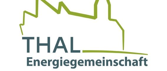 Das Logo für THAL Energiegemeinschaft zeigt eine stilisierte Umrisslinie eines Berges mit einer grünen Linie, begleitet von den Worten 'THAL Energiegemeinschaft' in fetter, blauer Schrift.