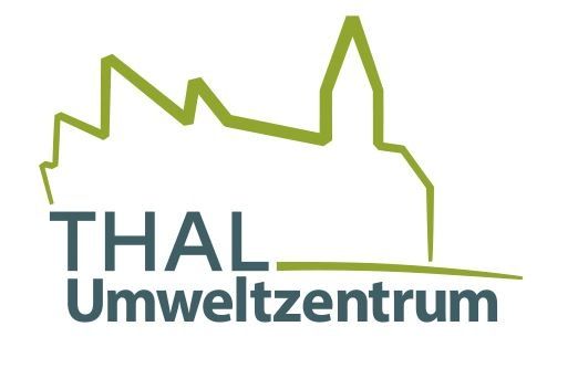 Das Logo für das Umweltzentrum thal zeigt eine grüne Linie, die eine stilisierte Landschaft mit einem Gipfel und einem Dach bildet, zusammen mit dem Text 'THAL Umweltzentrum' darunter.