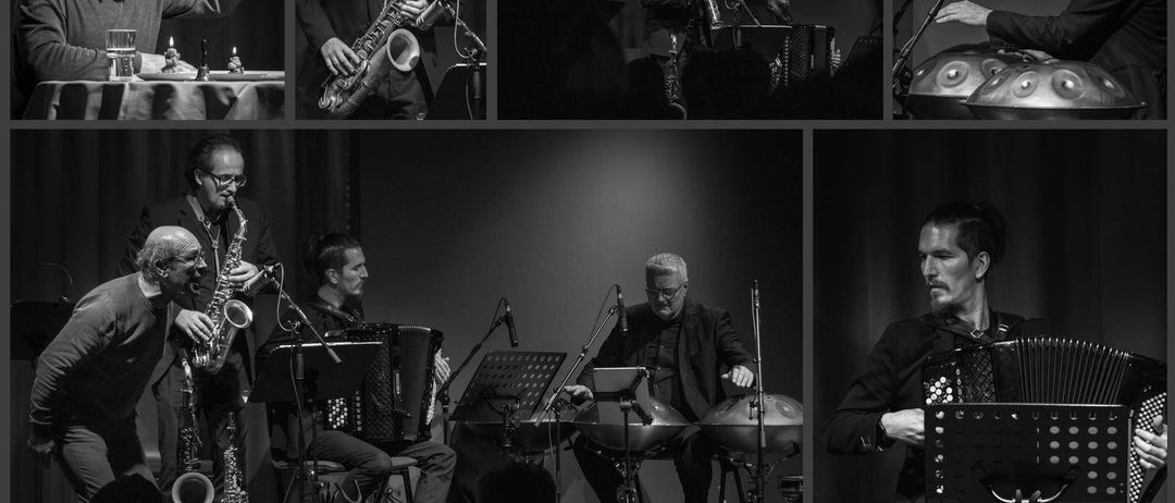 Schwarz-Weiß-Fotomontage einer Band bei einer Aufführung auf der Bühne. Ein Mitglied spielt Saxophon, andere Akkordeon und Panflöte. Die Musiker sind von Musikinstrumenten umgeben.