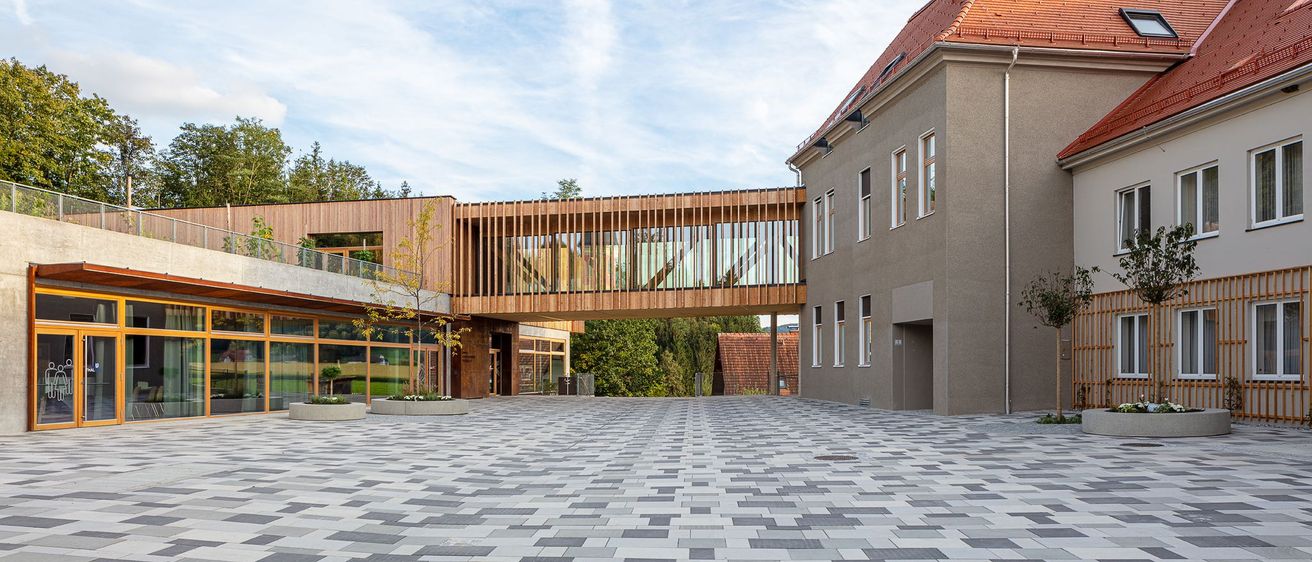 Bild enthält, Floor, City, Flooring, Office Building, Housing, Condo, Urban, House, Person, Indoors