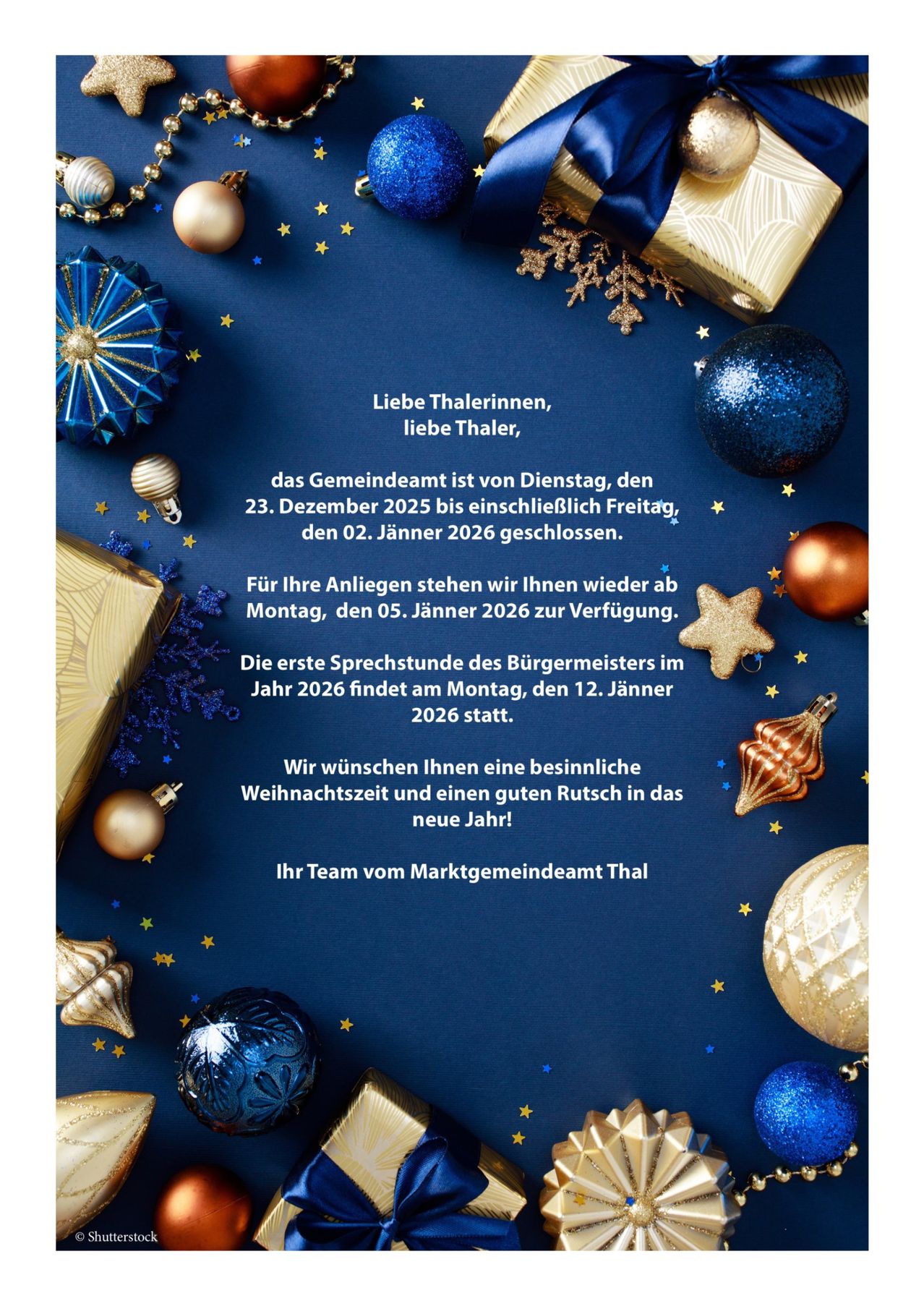 Ein blauer Hintergrund mit Sternen und Ornamenten zeigt eine Nachricht des Gemeindeamtes von Thal. Das Büro wird vom 23. Dezember 2025 bis zum 2. Januar 2026 geschlossen sein. Es öffnet am 5. Januar 2026 wieder. Das erste Treffen mit dem Bürgermeister im Jahr 2026 ist für den 12. Januar 2026 geplant. Das Team wünscht eine besinnliche Weihnachtszeit und einen guten Start ins neue Jahr.