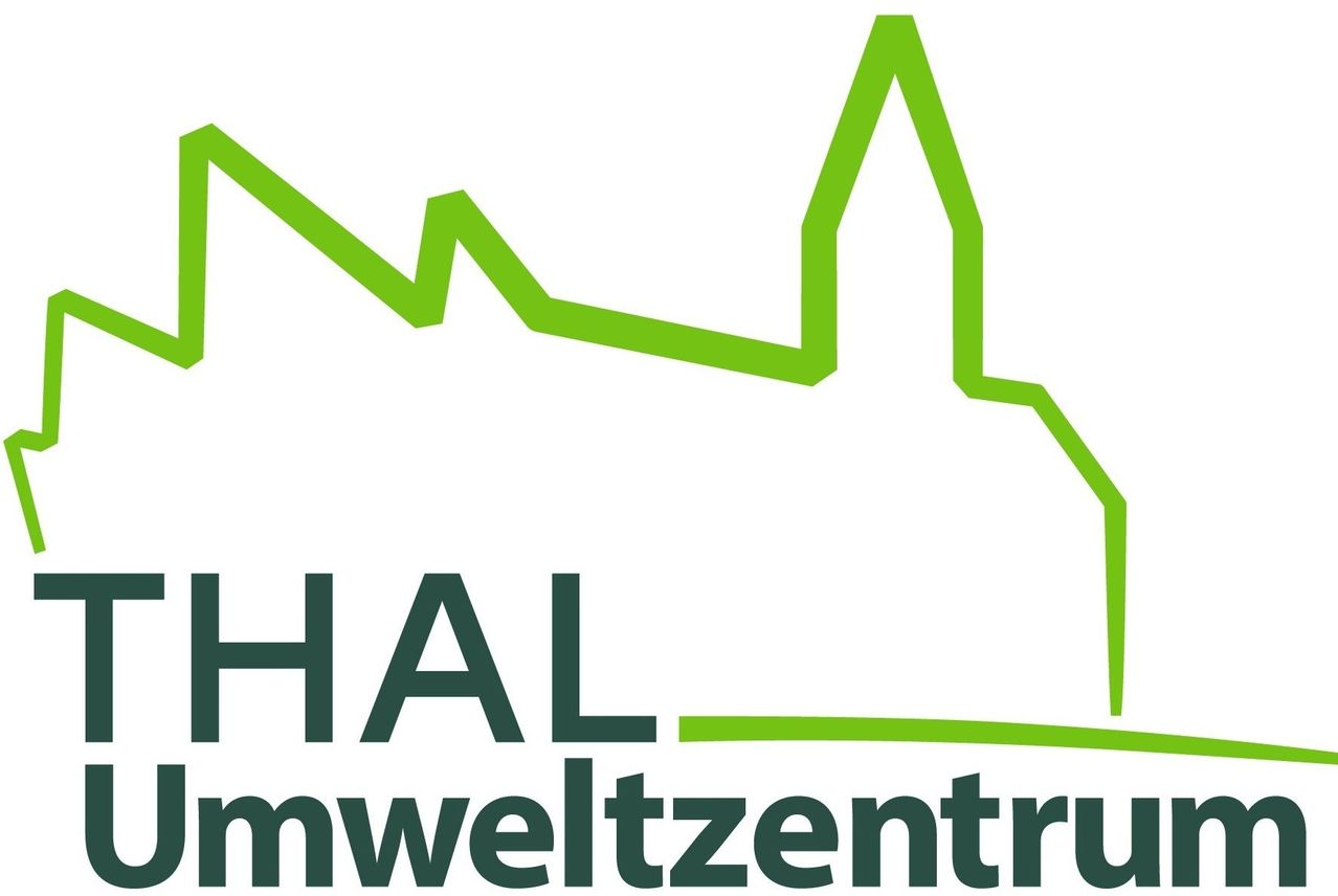 Ein Logo mit dem Text HAL und einer grünen Linie, die ein dachähnliches Dach darüber bildet, was auf ein Weltzentrum hindeutet.