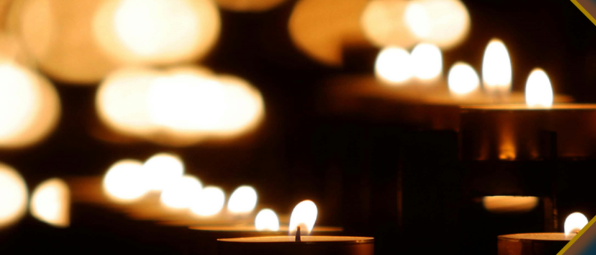 Das Bild zeigt eine verschwommene kerzenbeleuchtete Szene. Ein Banner mit dem Text '24. Dezember 2025 08.00 - 12.00 Uhr Feuerwehrhaus Grafendorf' und ein Logo ist zu sehen.