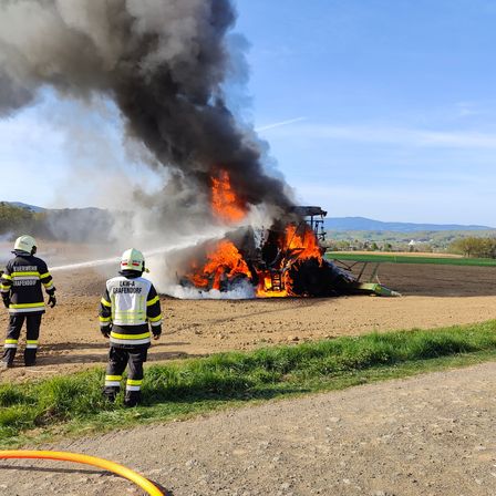 Häckslerbrand in Obersafen im April 2024 aufgrund von Durchzündung bei Elefantengraserntearbeiten