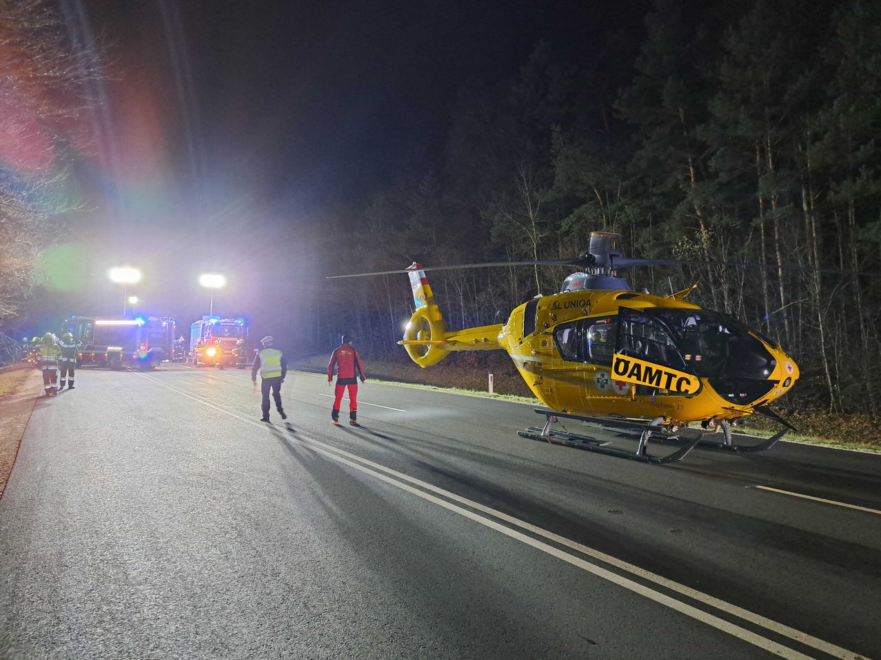 Bild enthält, Aircraft, Helicopter, Vehicle, Helmet, Person, Fire Truck, Truck, Road, Shoe, Glove