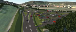 Eine Luftaufnahme einer modernen Autobahn mit mehreren Fahrspuren, einem Kreisverkehr und Autos. Ein LKW ist auf der rechten Seite, und eine Stadt ist im Hintergrund.